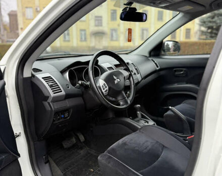 Белый Мицубиси Аутлендер, объемом двигателя 2.36 л и пробегом 260 тыс. км за 10000 $, фото 8 на Automoto.ua