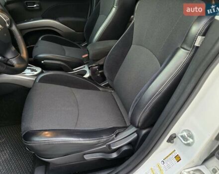 Білий Міцубісі Аутлендер, об'ємом двигуна 2.36 л та пробігом 178 тис. км за 10200 $, фото 19 на Automoto.ua