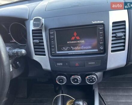 Белый Мицубиси Аутлендер, объемом двигателя 2.2 л и пробегом 260 тыс. км за 11000 $, фото 13 на Automoto.ua