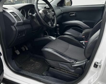 Белый Мицубиси Аутлендер, объемом двигателя 2.3 л и пробегом 257 тыс. км за 10300 $, фото 6 на Automoto.ua