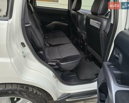 Білий Міцубісі Аутлендер, об'ємом двигуна 2.36 л та пробігом 178 тис. км за 10200 $, фото 31 на Automoto.ua