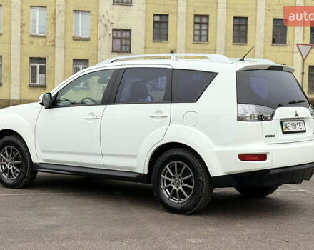 Белый Мицубиси Аутлендер, объемом двигателя 2.36 л и пробегом 260 тыс. км за 10000 $, фото 3 на Automoto.ua