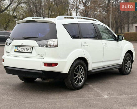 Белый Мицубиси Аутлендер, объемом двигателя 2.36 л и пробегом 260 тыс. км за 10000 $, фото 2 на Automoto.ua
