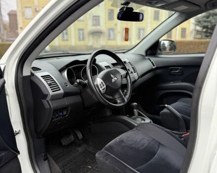 Білий Міцубісі Аутлендер, об'ємом двигуна 2.4 л та пробігом 250 тис. км за 10000 $, фото 5 на Automoto.ua