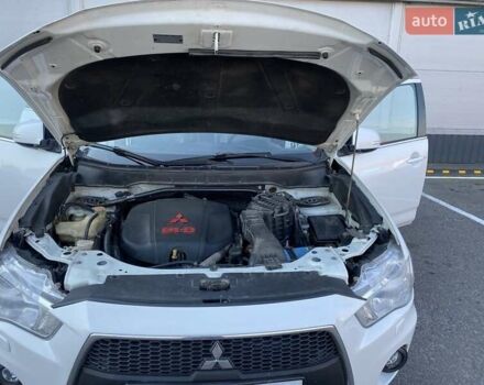 Белый Мицубиси Аутлендер, объемом двигателя 2.2 л и пробегом 260 тыс. км за 11000 $, фото 5 на Automoto.ua