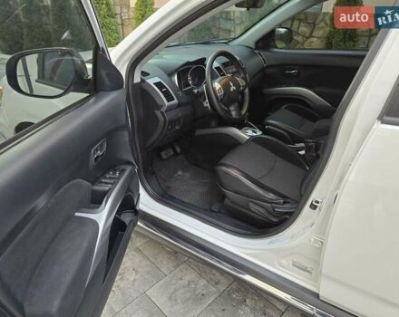 Білий Міцубісі Аутлендер, об'ємом двигуна 2.36 л та пробігом 178 тис. км за 10200 $, фото 13 на Automoto.ua