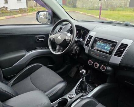 Білий Міцубісі Аутлендер, об'ємом двигуна 2.27 л та пробігом 243 тис. км за 9800 $, фото 24 на Automoto.ua