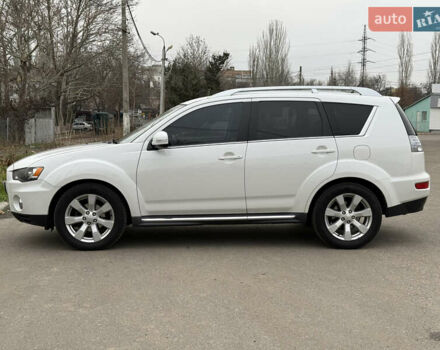Белый Мицубиси Аутлендер, объемом двигателя 2.18 л и пробегом 227 тыс. км за 9999 $, фото 7 на Automoto.ua