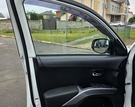 Білий Міцубісі Аутлендер, об'ємом двигуна 2.27 л та пробігом 243 тис. км за 9800 $, фото 9 на Automoto.ua