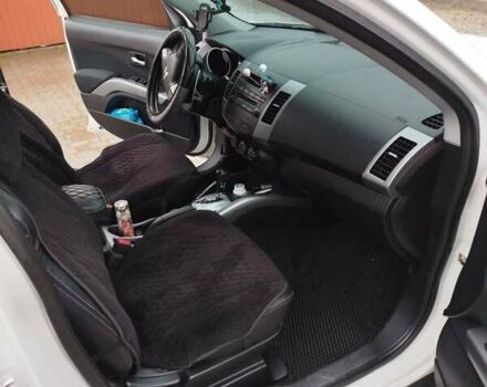 Мицубиси Аутлендер 2010 в Косове на Automoto.ua Белый Мицубиси Аутлендер, объемом двигателя 2.36 л и пробегом 283 тыс. км за 10000 $, фото 6 на Automoto.ua