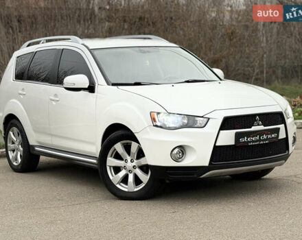 Белый Мицубиси Аутлендер, объемом двигателя 2.18 л и пробегом 227 тыс. км за 9999 $, фото 2 на Automoto.ua