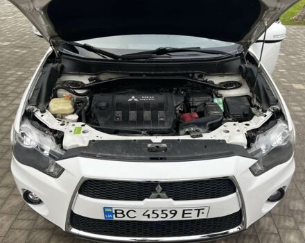Белый Мицубиси Аутлендер, объемом двигателя 2.3 л и пробегом 257 тыс. км за 10300 $, фото 3 на Automoto.ua