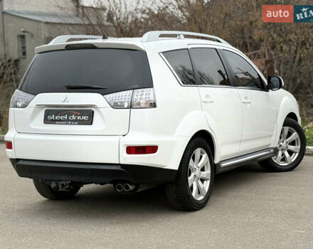Белый Мицубиси Аутлендер, объемом двигателя 2.18 л и пробегом 227 тыс. км за 9999 $, фото 4 на Automoto.ua