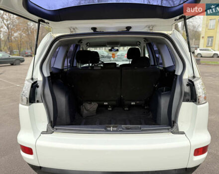 Белый Мицубиси Аутлендер, объемом двигателя 2.36 л и пробегом 260 тыс. км за 10000 $, фото 10 на Automoto.ua