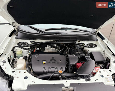 Белый Мицубиси Аутлендер, объемом двигателя 2.36 л и пробегом 260 тыс. км за 10000 $, фото 11 на Automoto.ua