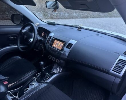 Білий Міцубісі Аутлендер, об'ємом двигуна 2.2 л та пробігом 234 тис. км за 10800 $, фото 5 на Automoto.ua