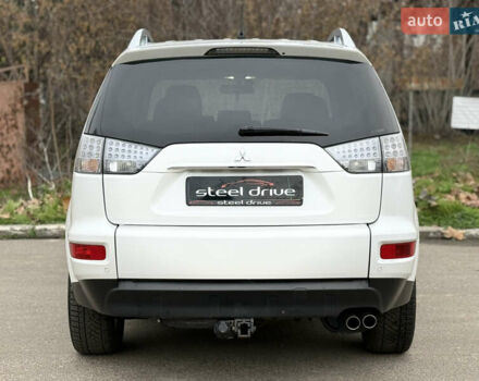 Белый Мицубиси Аутлендер, объемом двигателя 2.18 л и пробегом 227 тыс. км за 9999 $, фото 5 на Automoto.ua