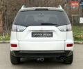 Белый Мицубиси Аутлендер, объемом двигателя 2.18 л и пробегом 227 тыс. км за 9999 $, фото 5 на Automoto.ua