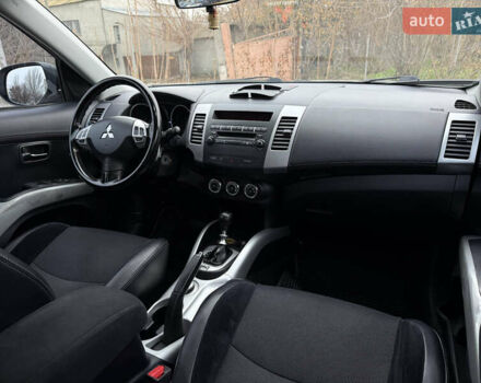 Белый Мицубиси Аутлендер, объемом двигателя 2.18 л и пробегом 227 тыс. км за 9999 $, фото 8 на Automoto.ua