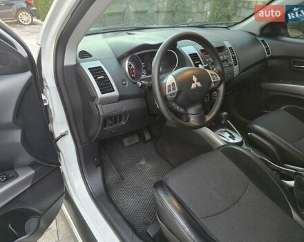 Білий Міцубісі Аутлендер, об'ємом двигуна 2.36 л та пробігом 178 тис. км за 10200 $, фото 14 на Automoto.ua