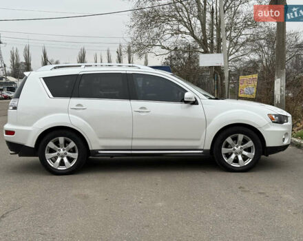 Белый Мицубиси Аутлендер, объемом двигателя 2.18 л и пробегом 227 тыс. км за 9999 $, фото 3 на Automoto.ua