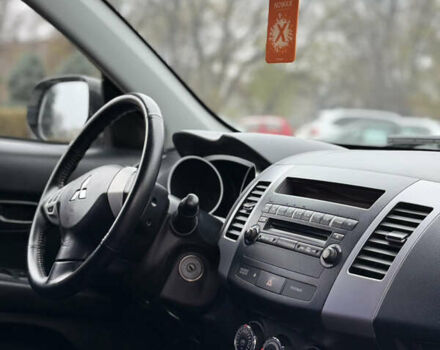 Белый Мицубиси Аутлендер, объемом двигателя 2.36 л и пробегом 260 тыс. км за 10000 $, фото 6 на Automoto.ua