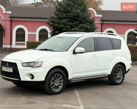 Белый Мицубиси Аутлендер, объемом двигателя 2.36 л и пробегом 260 тыс. км за 10000 $, фото 1 на Automoto.ua