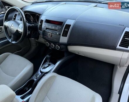 Белый Мицубиси Аутлендер, объемом двигателя 3 л и пробегом 269 тыс. км за 10500 $, фото 57 на Automoto.ua