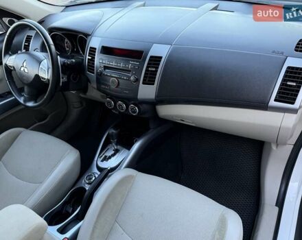 Белый Мицубиси Аутлендер, объемом двигателя 3 л и пробегом 269 тыс. км за 10500 $, фото 58 на Automoto.ua