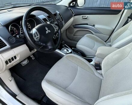 Белый Мицубиси Аутлендер, объемом двигателя 3 л и пробегом 269 тыс. км за 10500 $, фото 41 на Automoto.ua