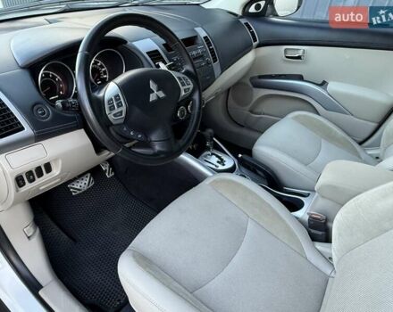 Белый Мицубиси Аутлендер, объемом двигателя 3 л и пробегом 269 тыс. км за 10500 $, фото 42 на Automoto.ua