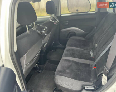 Білий Міцубісі Аутлендер, об'ємом двигуна 2.36 л та пробігом 260 тис. км за 9700 $, фото 9 на Automoto.ua