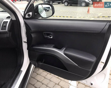 Белый Мицубиси Аутлендер, объемом двигателя 2.18 л и пробегом 285 тыс. км за 11500 $, фото 17 на Automoto.ua