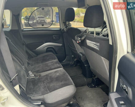 Білий Міцубісі Аутлендер, об'ємом двигуна 2.36 л та пробігом 260 тис. км за 9700 $, фото 10 на Automoto.ua