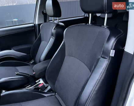 Белый Мицубиси Аутлендер, объемом двигателя 2.3 л и пробегом 161 тыс. км за 11150 $, фото 27 на Automoto.ua