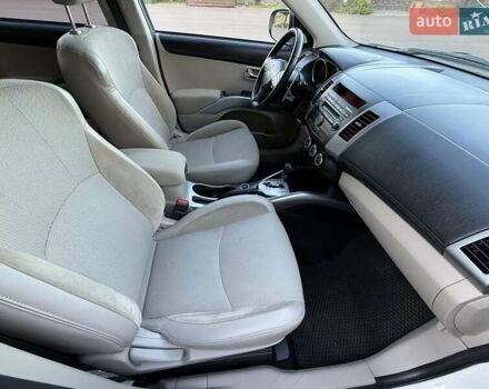 Белый Мицубиси Аутлендер, объемом двигателя 3 л и пробегом 269 тыс. км за 10500 $, фото 53 на Automoto.ua