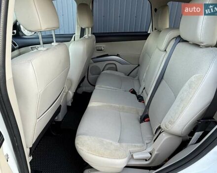 Белый Мицубиси Аутлендер, объемом двигателя 3 л и пробегом 269 тыс. км за 10500 $, фото 49 на Automoto.ua