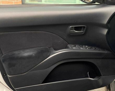 Белый Мицубиси Аутлендер, объемом двигателя 2 л и пробегом 248 тыс. км за 10490 $, фото 11 на Automoto.ua