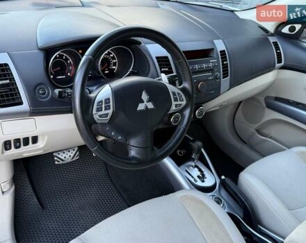 Белый Мицубиси Аутлендер, объемом двигателя 3 л и пробегом 269 тыс. км за 10500 $, фото 45 на Automoto.ua