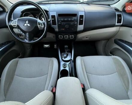 Белый Мицубиси Аутлендер, объемом двигателя 3 л и пробегом 269 тыс. км за 10500 $, фото 65 на Automoto.ua