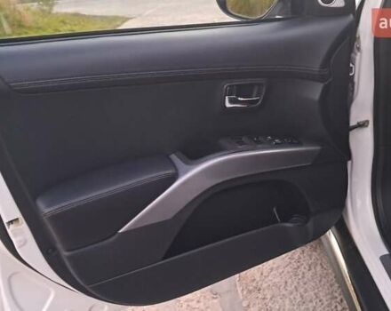 Белый Мицубиси Аутлендер, объемом двигателя 2.27 л и пробегом 191 тыс. км за 10999 $, фото 12 на Automoto.ua