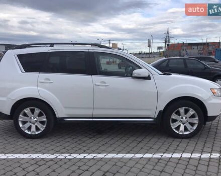 Белый Мицубиси Аутлендер, объемом двигателя 2.18 л и пробегом 285 тыс. км за 11500 $, фото 3 на Automoto.ua