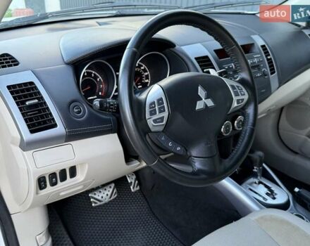 Белый Мицубиси Аутлендер, объемом двигателя 3 л и пробегом 269 тыс. км за 10500 $, фото 47 на Automoto.ua
