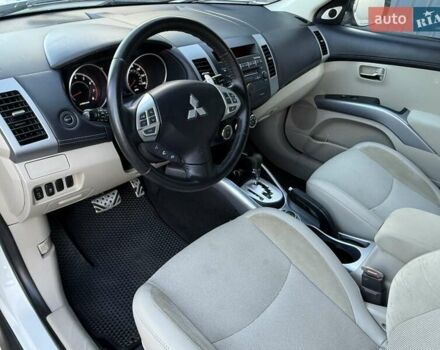 Белый Мицубиси Аутлендер, объемом двигателя 3 л и пробегом 269 тыс. км за 10500 $, фото 43 на Automoto.ua