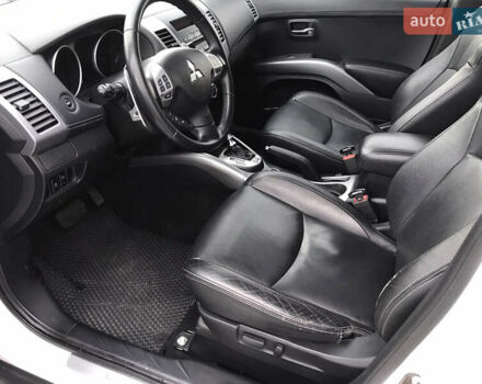 Белый Мицубиси Аутлендер, объемом двигателя 2.18 л и пробегом 285 тыс. км за 11500 $, фото 9 на Automoto.ua