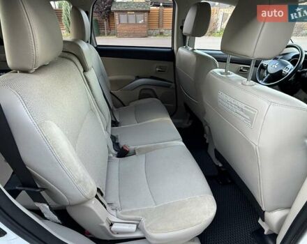 Белый Мицубиси Аутлендер, объемом двигателя 3 л и пробегом 269 тыс. км за 10500 $, фото 50 на Automoto.ua