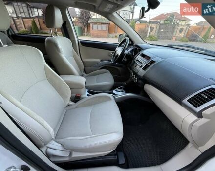 Белый Мицубиси Аутлендер, объемом двигателя 3 л и пробегом 269 тыс. км за 10500 $, фото 52 на Automoto.ua