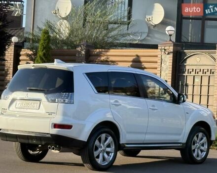 Белый Мицубиси Аутлендер, объемом двигателя 3 л и пробегом 269 тыс. км за 10500 $, фото 37 на Automoto.ua