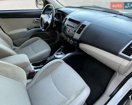 Белый Мицубиси Аутлендер, объемом двигателя 3 л и пробегом 269 тыс. км за 10500 $, фото 54 на Automoto.ua