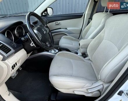 Белый Мицубиси Аутлендер, объемом двигателя 3 л и пробегом 269 тыс. км за 10500 $, фото 38 на Automoto.ua